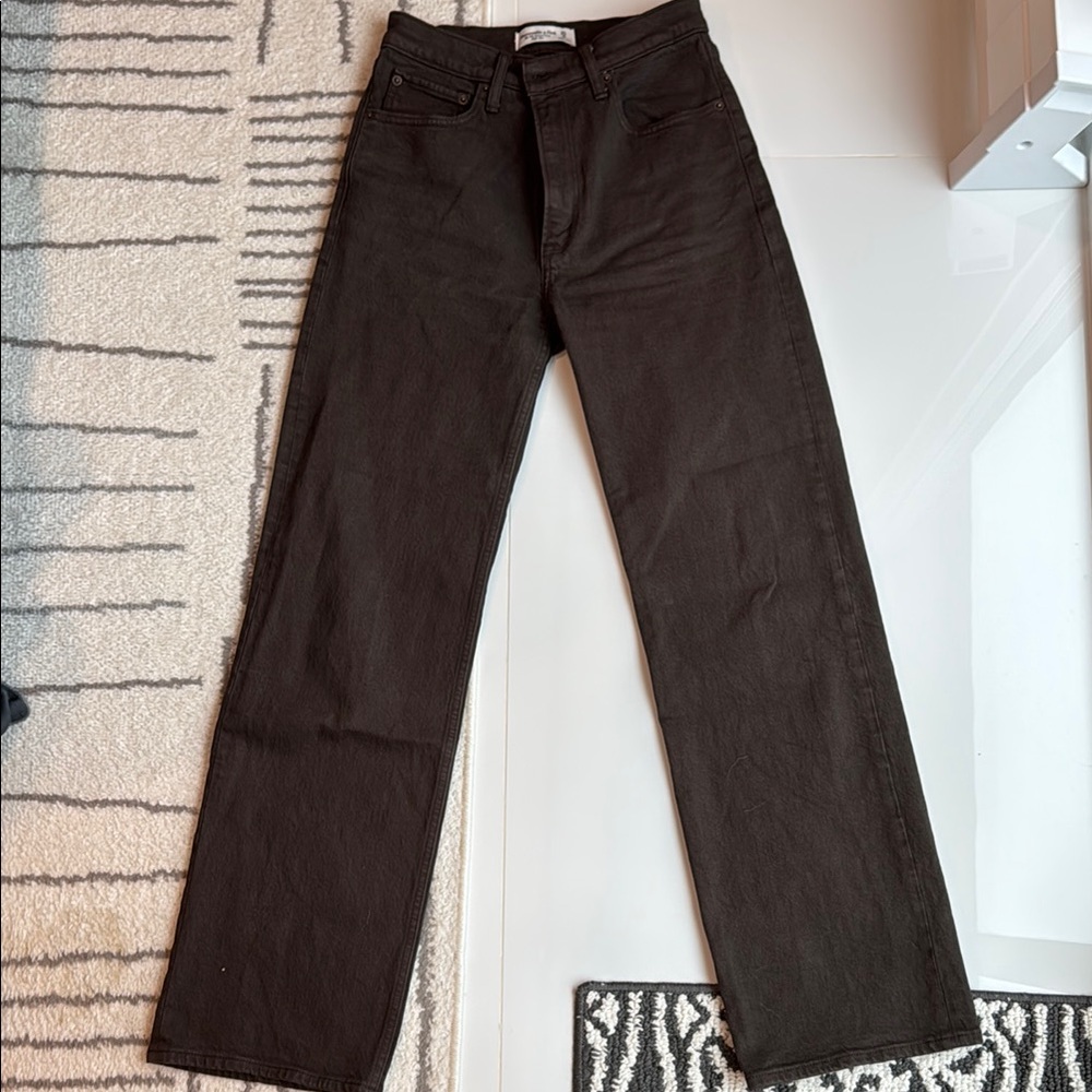 Women’s dark brown Abercrombie & Fitch relaxed fit jeans